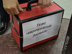 В саратовской консерватории прошел карнавал: музыкантов в смирительных рубашках забрали в психушку