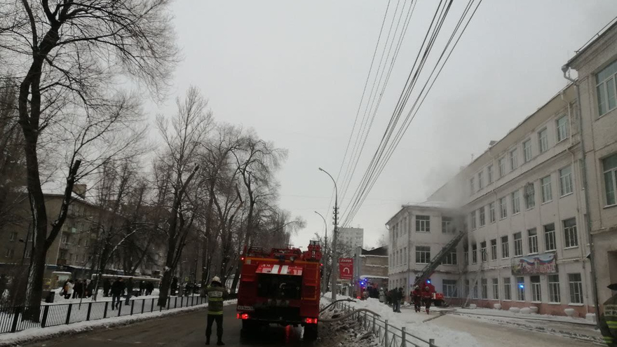 В центре Саратова горит школа