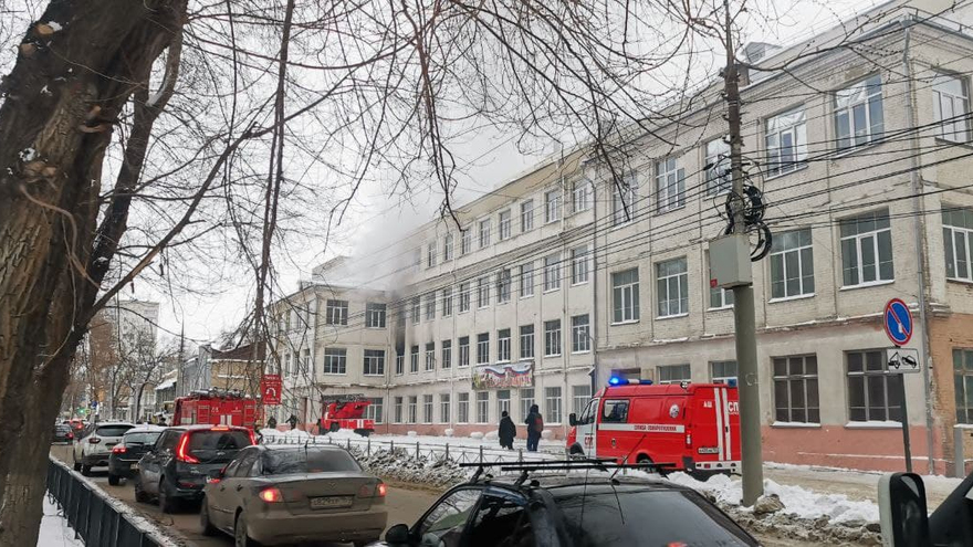 В центре Саратова горит школа