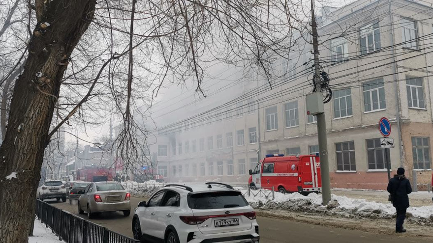 В центре Саратова горит школа