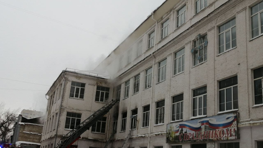 В центре Саратова горит школа
