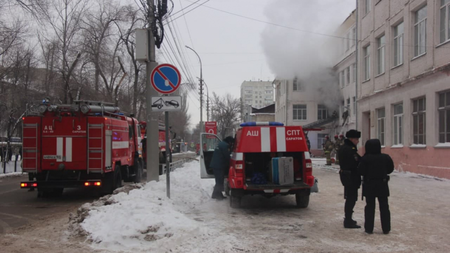 В центре Саратова горит школа