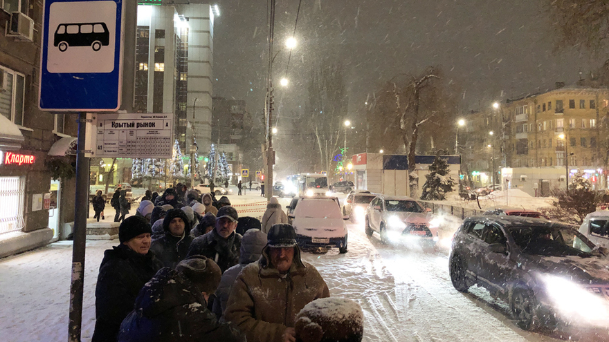 Люди мерзнут: проблема с огромной очередью на маршрутку № 41 не решилась