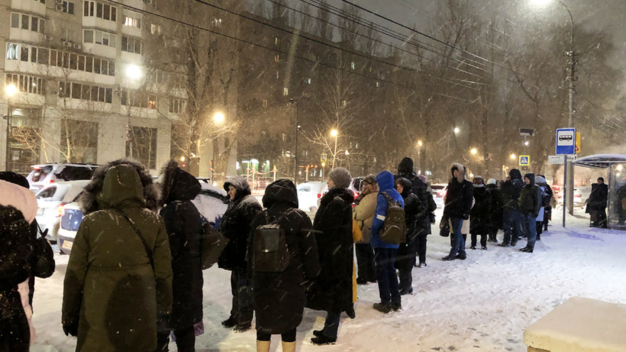 Люди мерзнут: проблема с огромной очередью на маршрутку № 41 не решилась