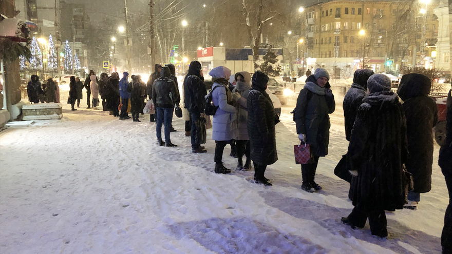 Люди мерзнут: проблема с огромной очередью на маршрутку № 41 не решилась
