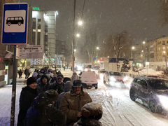 Люди мерзнут: проблема с огромной очередью на маршрутку № 41 не решилась