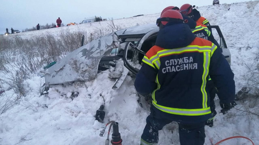 В Саратовской области столкнулись две иномарки: два человека погибли, трое оказались в больнице