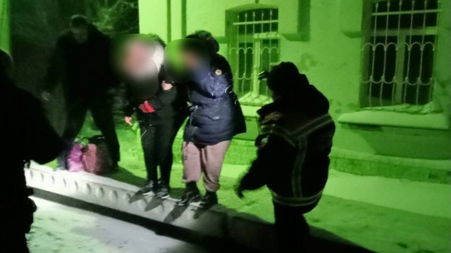Саратовские спасатели не дали замерзнуть двум девушкам