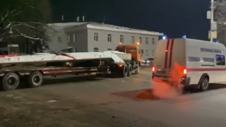 В Саратове самолет Як-42 начали буксировать к будущему мемориалу погибшим авиаторам