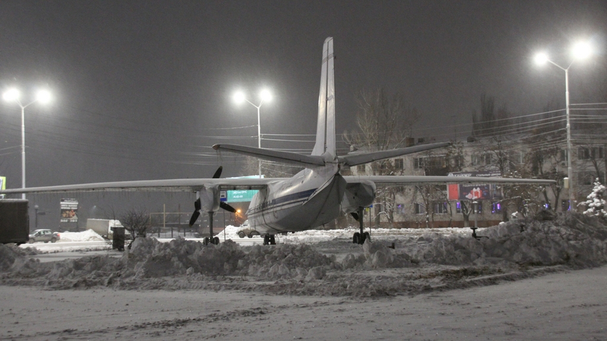 Самолет Як-42Д, подаренный Саратову Вячеславом Володиным, установили у старого аэропорта