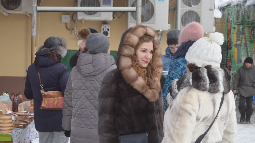 В центре Саратова прохожих угощали малиновой водкой, икрой и чипсами из кокоса
