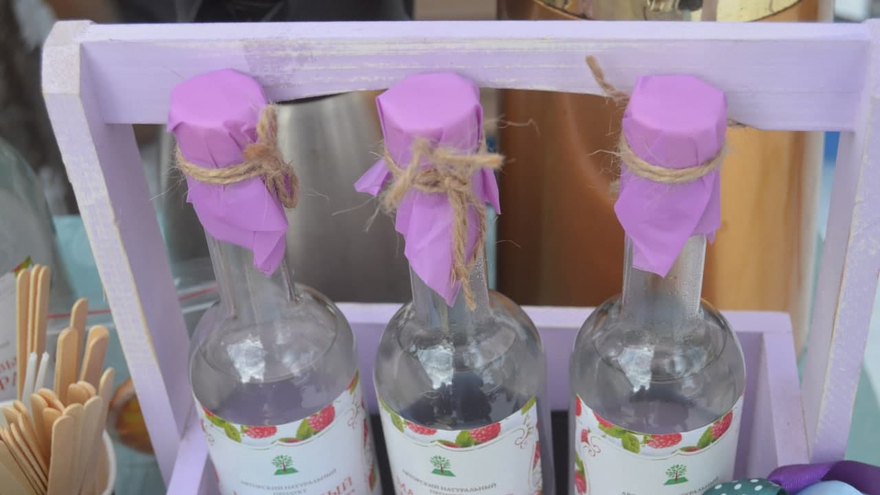 В центре Саратова прохожих угощали малиновой водкой, икрой и чипсами из кокоса