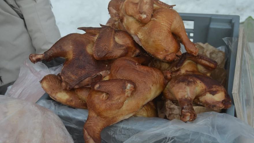 В центре Саратова прохожих угощали малиновой водкой, икрой и чипсами из кокоса