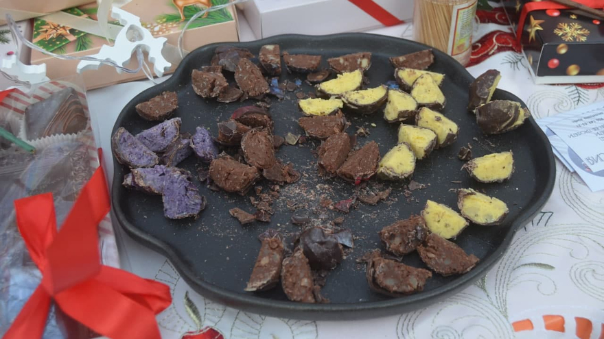 В центре Саратова прохожих угощали малиновой водкой, икрой и чипсами из кокоса