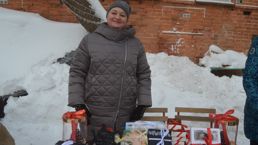 В центре Саратова прохожих угощали малиновой водкой, икрой и чипсами из кокоса