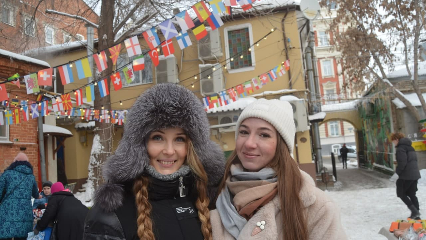 В центре Саратова прохожих угощали малиновой водкой, икрой и чипсами из кокоса
