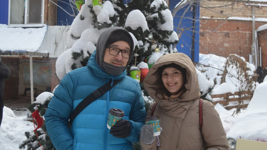 В центре Саратова прохожих угощали малиновой водкой, икрой и чипсами из кокоса