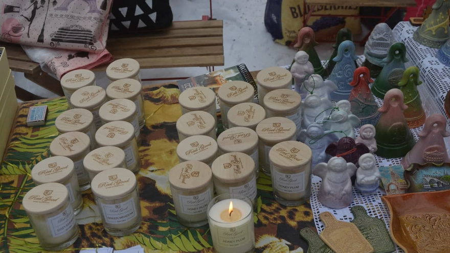 В центре Саратова прохожих угощали малиновой водкой, икрой и чипсами из кокоса