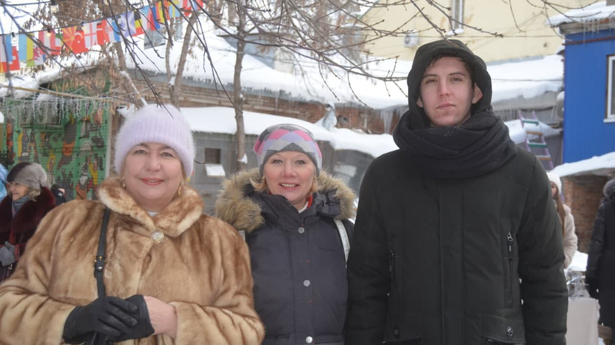 В центре Саратова прохожих угощали малиновой водкой, икрой и чипсами из кокоса