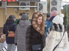 В центре Саратова прохожих угощали малиновой водкой, икрой и чипсами из кокоса