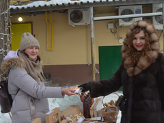 В центре Саратова прохожих угощали малиновой водкой, икрой и чипсами из кокоса