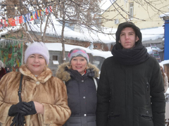 В центре Саратова прохожих угощали малиновой водкой, икрой и чипсами из кокоса