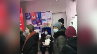 Один сотрудник и толпа посетителей: в соцсетях пожаловались на работу саратовских отделений Почты России