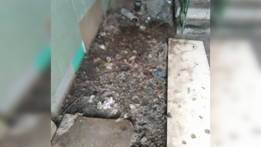 В Саратове нечистоты затопили подъезд дома и замерзли: местная жительница пожаловалась на бездействие управляющей компании