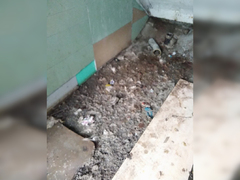 В Саратове нечистоты затопили подъезд дома и замерзли: местная жительница пожаловалась на бездействие управляющей компании