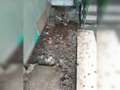 В Саратове нечистоты затопили подъезд дома и замерзли: местная жительница пожаловалась на бездействие управляющей компании