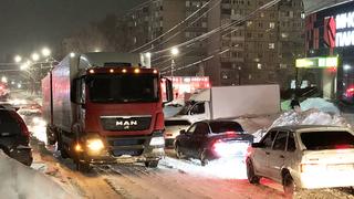 Сломавшаяся фура Магнита парализовала движение в Солнечном