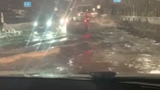 Авария на аварии: очевидцы пожаловались на коммунальный потоп у саратовского моста