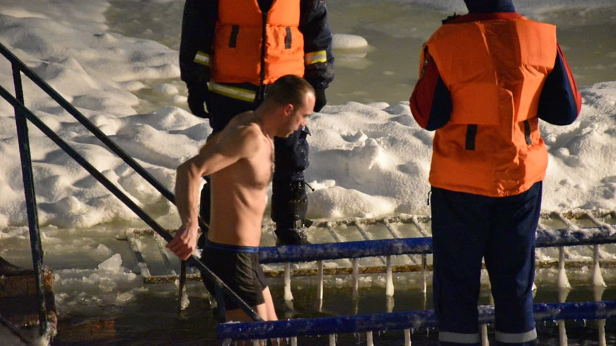 Крещение Господне: саратовцы искупались в ледяной воде (фоторепортаж)
