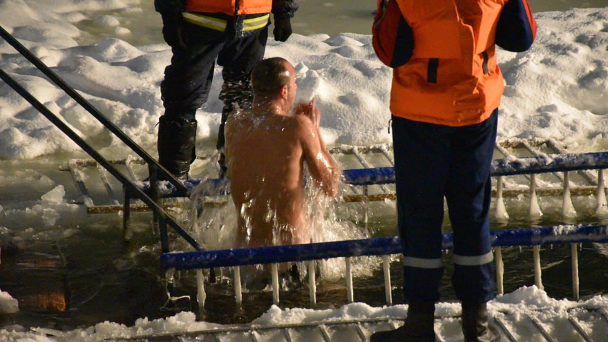 Крещение Господне: саратовцы искупались в ледяной воде (фоторепортаж)