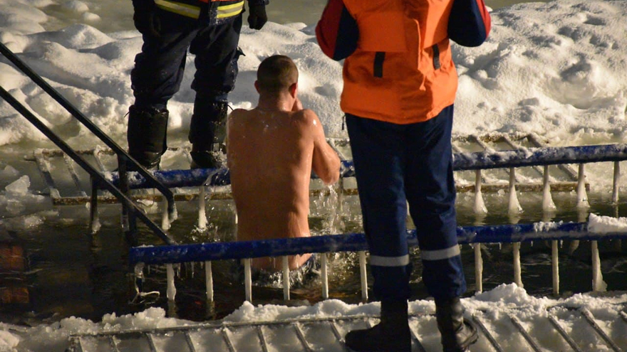 Крещение Господне: саратовцы искупались в ледяной воде (фоторепортаж)