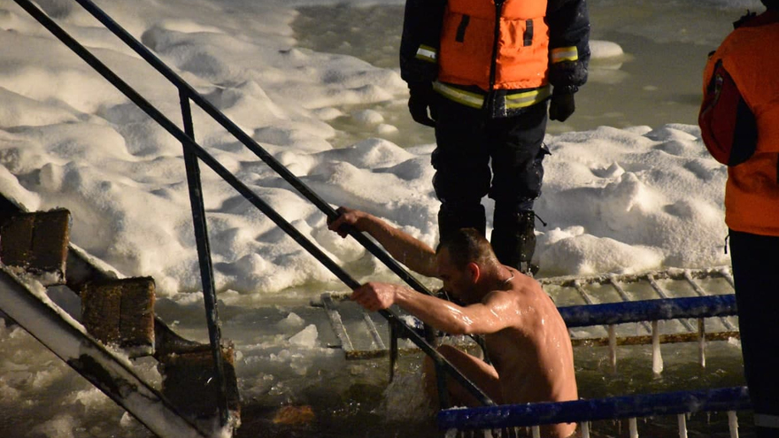 Крещение Господне: саратовцы искупались в ледяной воде (фоторепортаж)