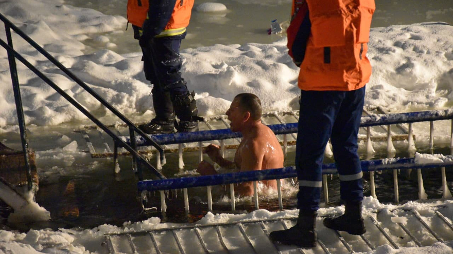Крещение Господне: саратовцы искупались в ледяной воде (фоторепортаж)