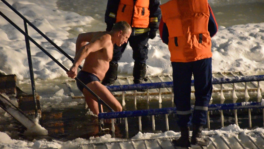 Крещение Господне: саратовцы искупались в ледяной воде (фоторепортаж)