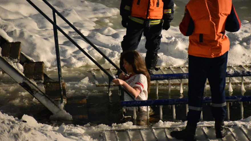 Крещение Господне: саратовцы искупались в ледяной воде (фоторепортаж)