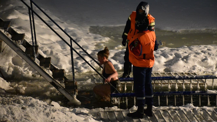 Крещение Господне: саратовцы искупались в ледяной воде (фоторепортаж)