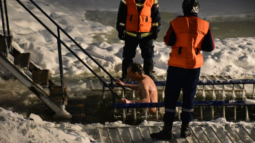 Крещение Господне: саратовцы искупались в ледяной воде (фоторепортаж)