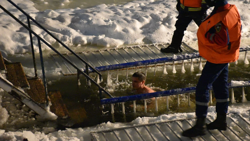 Крещение Господне: саратовцы искупались в ледяной воде (фоторепортаж)