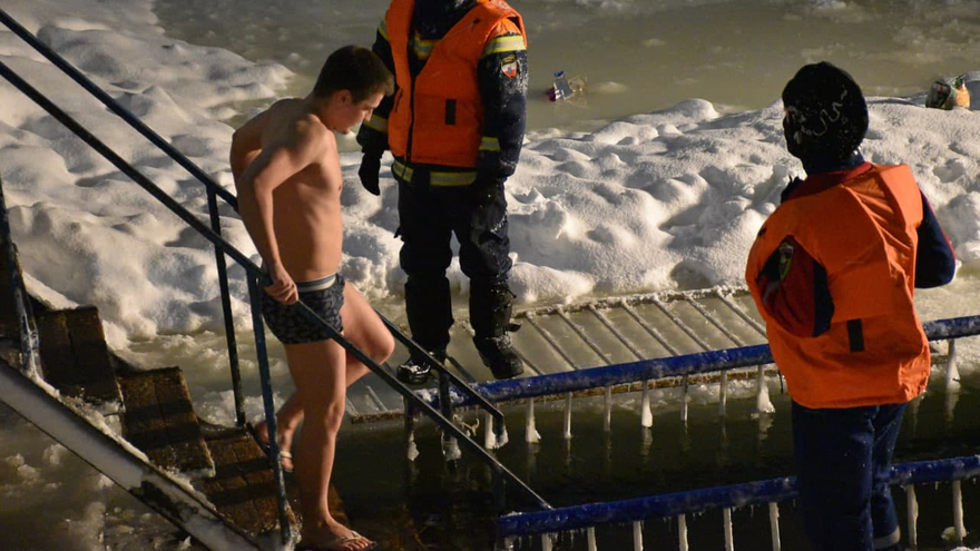 Крещение Господне: саратовцы искупались в ледяной воде (фоторепортаж)