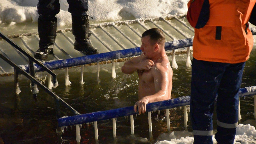 Крещение Господне: саратовцы искупались в ледяной воде (фоторепортаж)