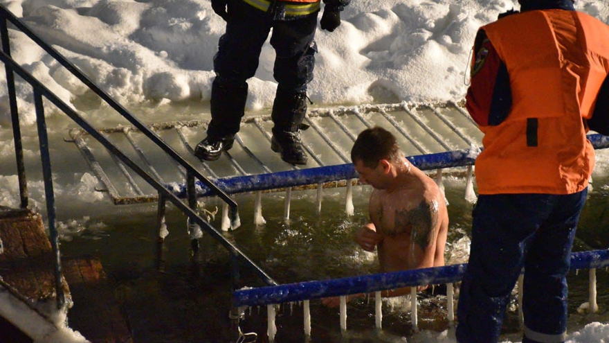 Крещение Господне: саратовцы искупались в ледяной воде (фоторепортаж)