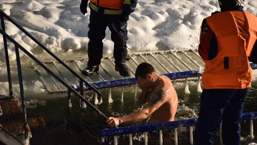 Крещение Господне: саратовцы искупались в ледяной воде (фоторепортаж)