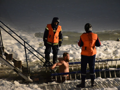 Крещение Господне: саратовцы искупались в ледяной воде (фоторепортаж)