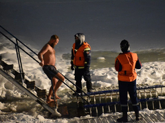 Крещение Господне: саратовцы искупались в ледяной воде (фоторепортаж)