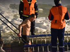 Крещение Господне: саратовцы искупались в ледяной воде (фоторепортаж)