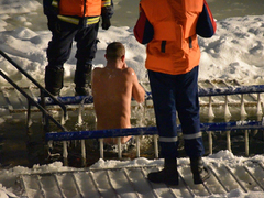 Крещение Господне: саратовцы искупались в ледяной воде (фоторепортаж)